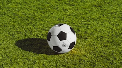 英格兰队球员在角旗区庆祝胜利